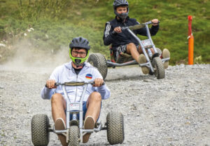 Découvrez 5 expériences originales pour profiter de l’été en Béarn : La Verna, montgolfière, Mountain Kart, enquête dans le Jurançon et randonnée avec guide.