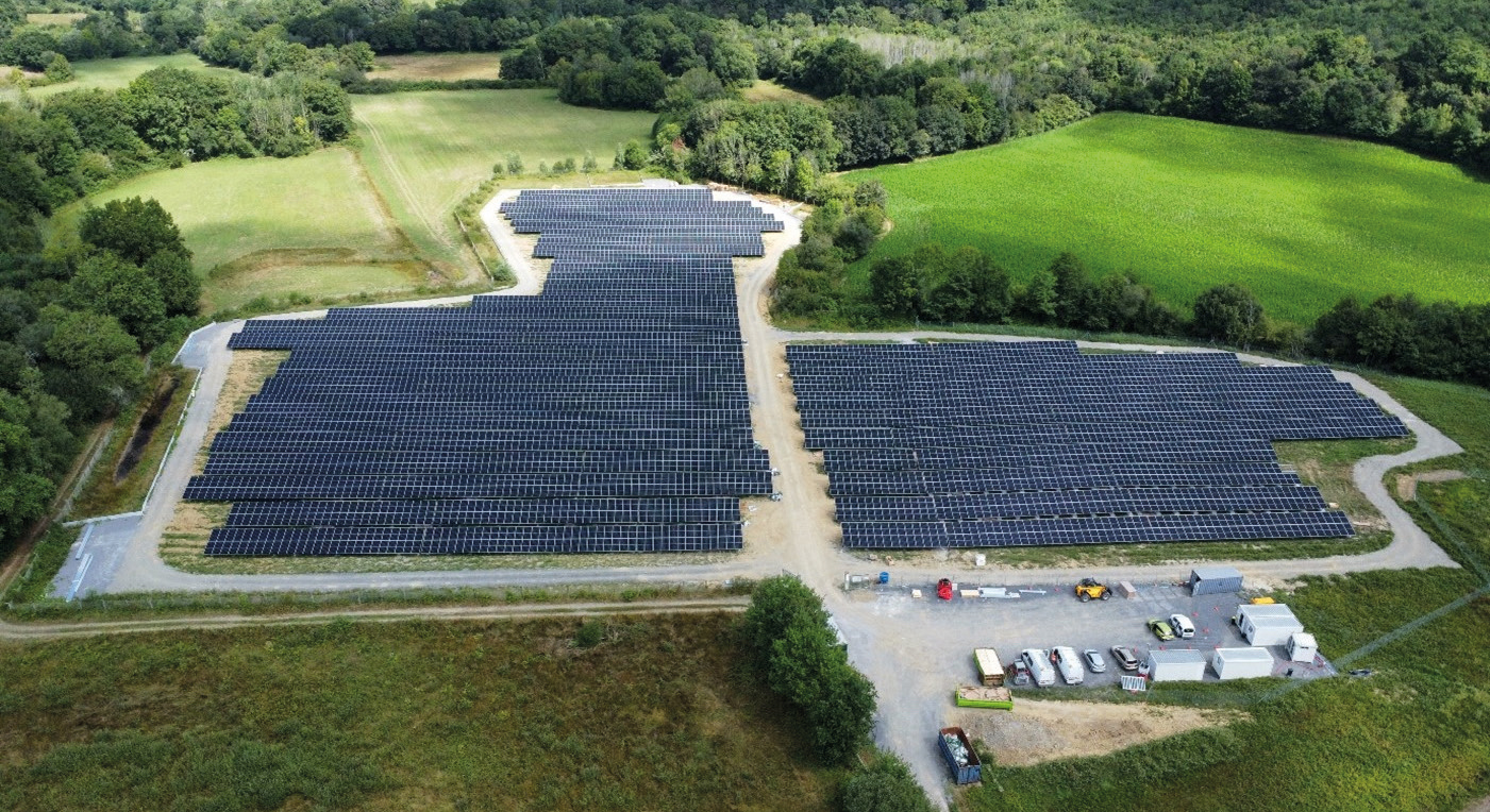 TotalEnergies inaugure une centrale solaire à Arbus de 2,9 MWc, produisant 3,7 GWh/an et évitant 447 tonnes de CO2 chaque année. TotalEnergies inaugure une centrale solaire à Arbus de 2,9 MWc, produisant 3,7 GWh/an et évitant 447 tonnes de CO2 chaque année.