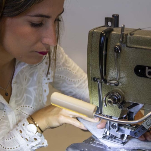 L'Atelier Léopoldine à Bizanos confectionne les uniformes scolaires des écoles primaires de Labastide-Montéjeau et Labastide-Cérézacq.