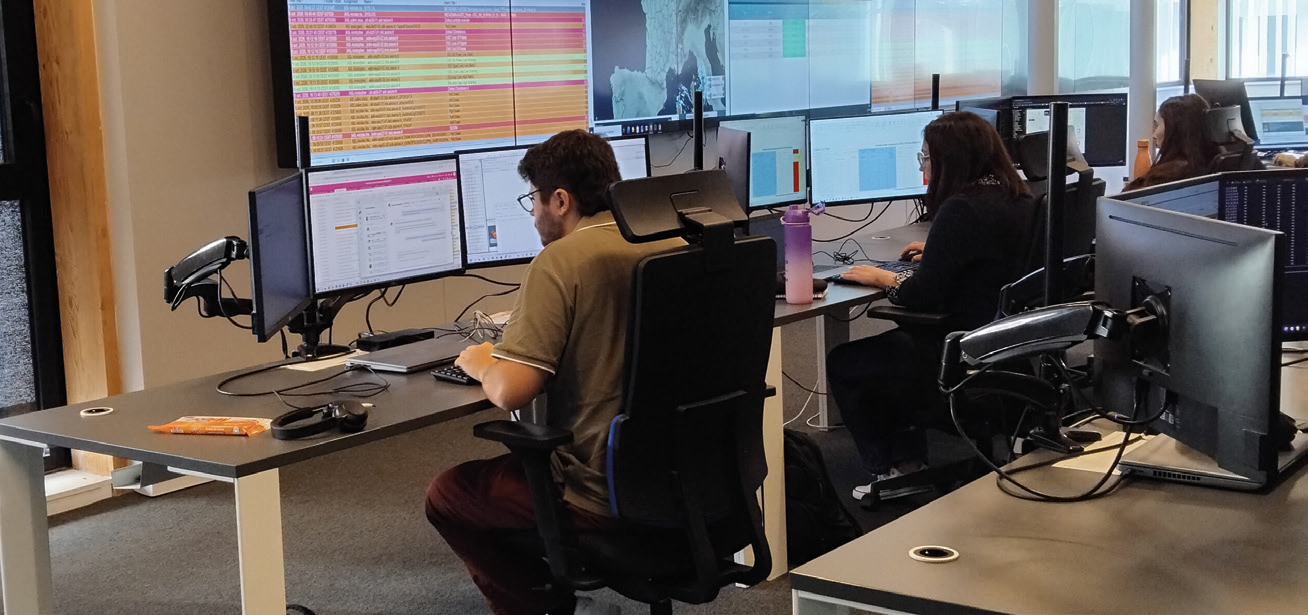 Depuis son centre de supervision de Pau, Axione surveille 24h sur 24 près de 15 000 équipements et supervise environ 2 millions de prises. Depuis son centre de supervision de Pau, Axione surveille 24h sur 24 près de 15 000 équipements et supervise environ 2 millions de prises.