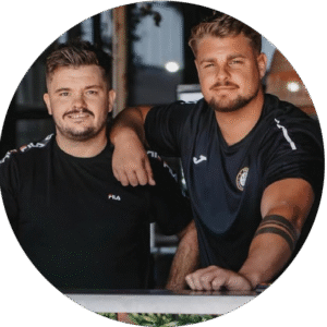 À Pau et dans le Béarn, le padel séduit tous les publics. Découvrez pourquoi ce sport convivial est devenu un phénomène local incontournable.