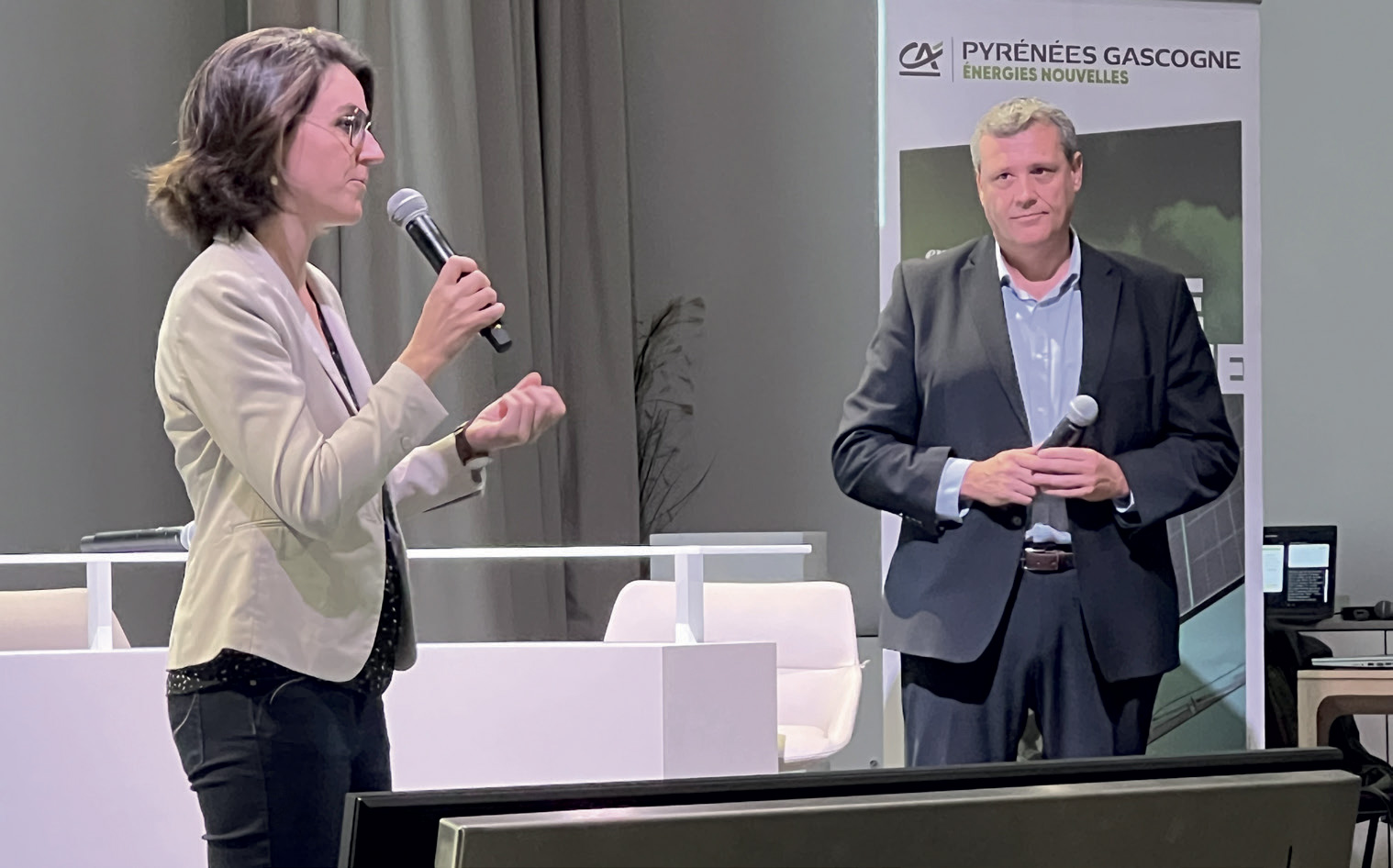 Sabine Poillon et Jean-Paul Maestro présentent les projets suivis par Capgen, la filiale du Crédit Agricole Pyrénées Gascogne, dans le Photovoltaïque. Sabine Poillon et Jean-Paul Maestro présentent les projets suivis par Capgen, la filiale du Crédit Agricole Pyrénées Gascogne, dans le Photovoltaïque.