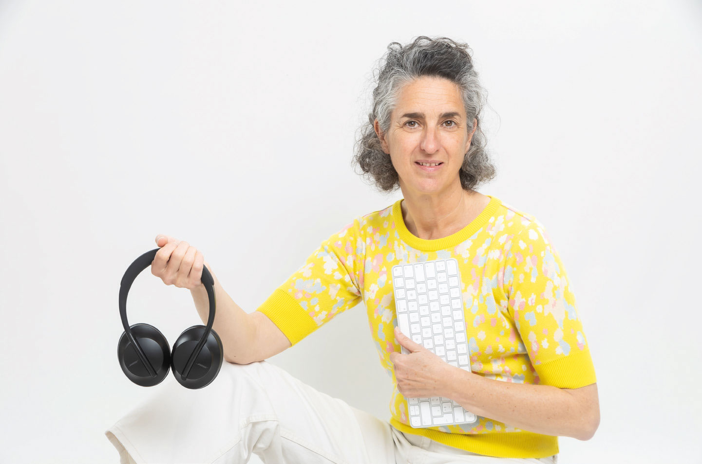 À Pau, Christine Irabola anime le podcast « On n’a qu’une voix » et accompagne les entreprises dans la création de podcasts pour valoriser leurs histoires, leurs expertises et leurs valeurs. À Pau, Christine Irabola anime le podcast « On n’a qu’une voix » et accompagne les entreprises dans la création de podcasts pour valoriser leurs histoires, leurs expertises et leurs valeurs.