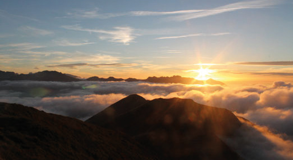 Entre l’éclipse solaire totale du 12 août 2026 et les randonnées au coucher du soleil au col d’Aubisque, vivez un été inoubliable en vallée d’Ossau. Entre l'éclipse solaire totale du 12 août 2026 et les randonnées au coucher du soleil au col d'Aubisque, vivez un été inoubliable en vallée d'Ossau.