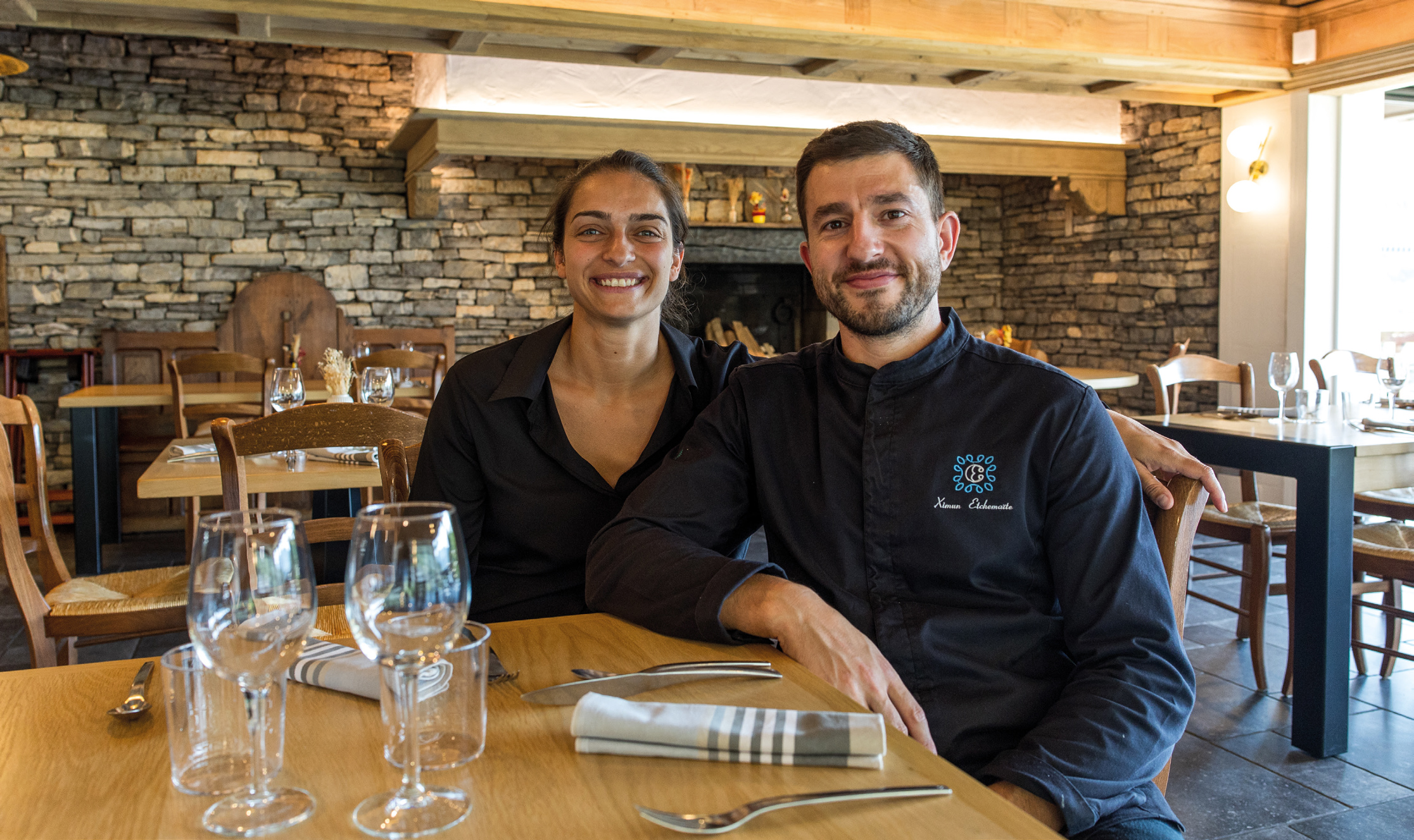 À Larrau, Ximun Etchemaïté et Fanny Munoz font vivre la maison familiale Etchemaïté, entre gastronomie basque, terroir et paysages de Soule. À Larrau, Ximun Etchemaïté et Fanny Munoz font vivre la maison familiale Etchemaïté, entre gastronomie basque, terroir et paysages de Soule.