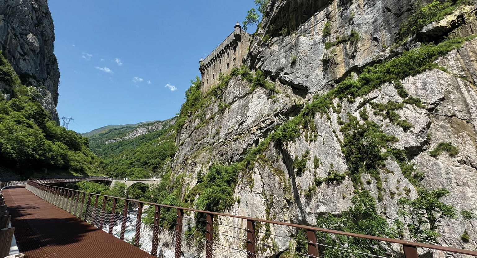 Le Fort du Portalet bénéficie d’une nouvelle passerelle qui facilite l’accès à ce lieu incontournable du tourisme en vallée d’Aspe.