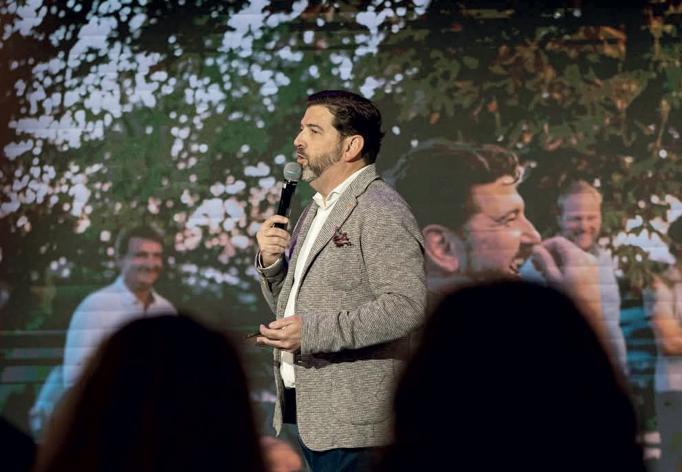 Lionel Osmin, avec Imanol Harinordoquy et Fabrice Dubosc, est devenu co-propriétaire de la distillerie Sugaar à Guiche (Pays Basque) Lionel Osmin, avec Imanol Harinordoquy et Fabrice Dubosc, est devenu co-propriétaire de la distillerie Sugaar à Guiche (Pays Basque)