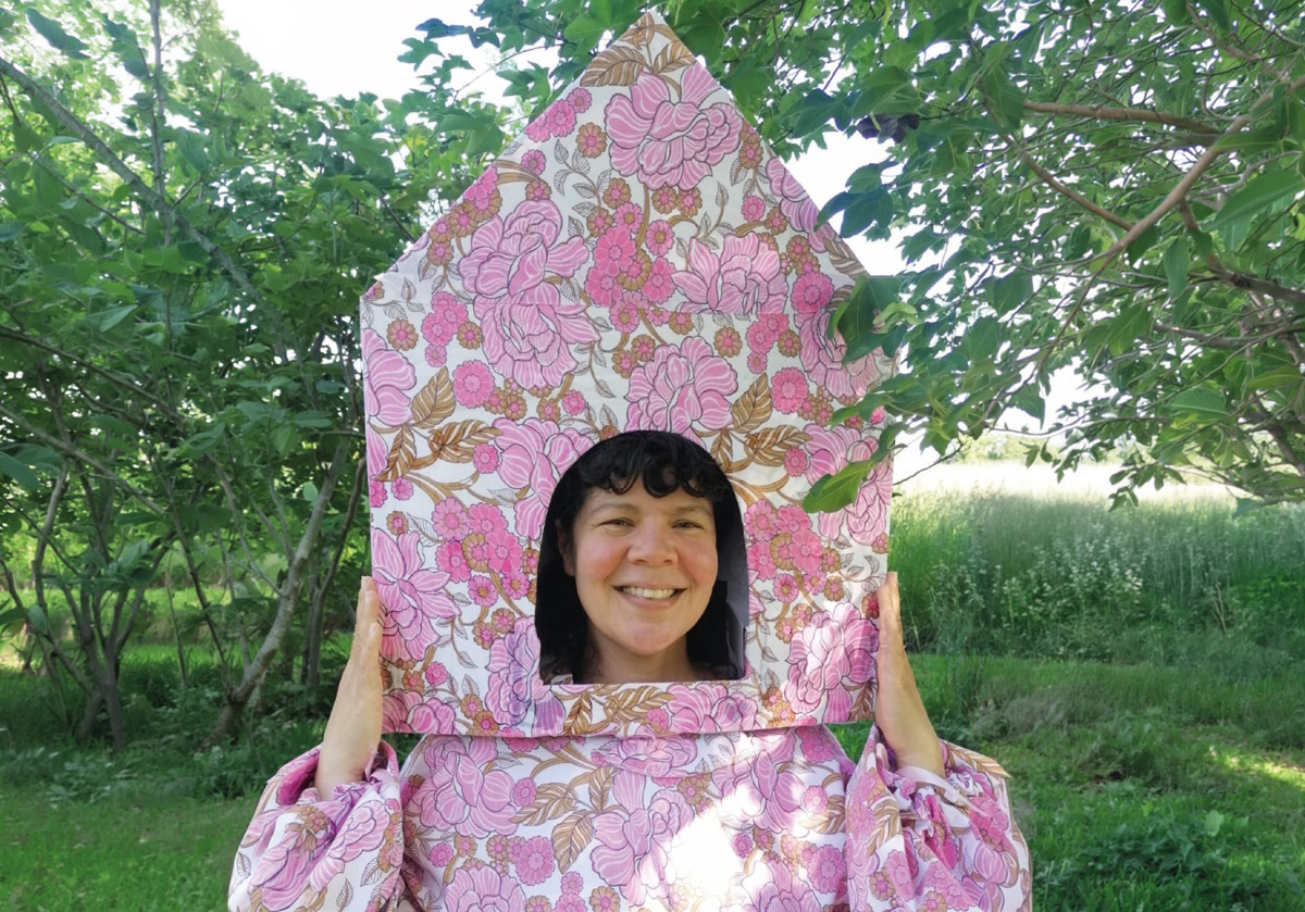 À Lys, Maïda Gouraya inaugure la “Maison livre”, un lieu intimiste mêlant lectures, contes et performances dans un univers poétique. À Lys, Maïda Gouraya inaugure la “Maison livre”, un lieu intimiste mêlant lectures, contes et performances dans un univers poétique.