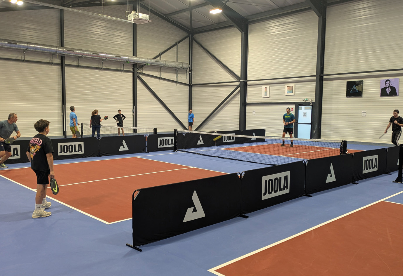 Pickle 64 ouvre à Morlaàs la première salle indoor de pickleball en Béarn. Découvrez ce nouveau sport de raquette accessible à tous et son fonctionnement. Pickle 64 ouvre à Morlaàs la première salle indoor de pickleball en Béarn. Découvrez ce nouveau sport de raquette accessible à tous et son fonctionnement.