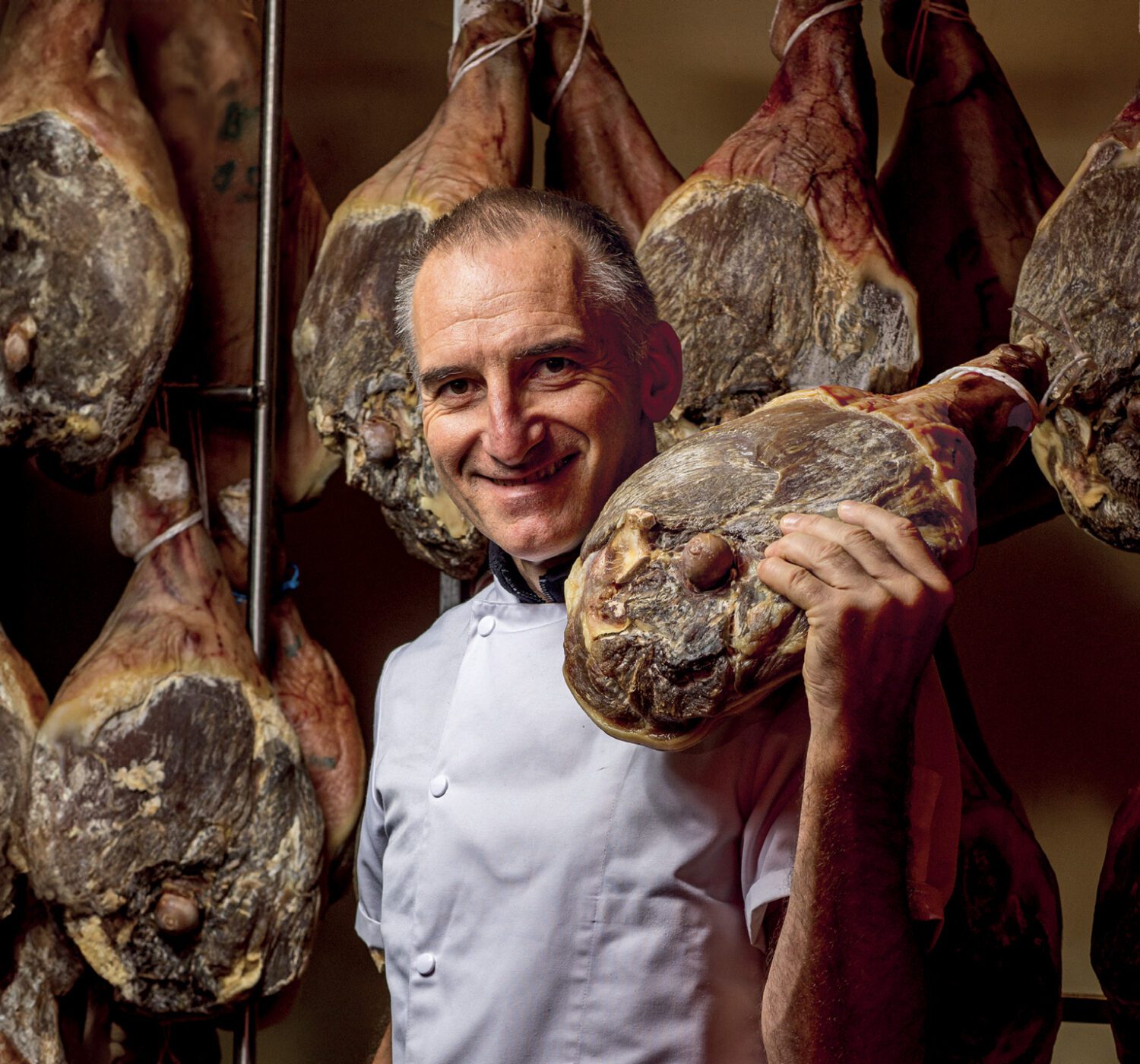 Pierre Loge, salaisons, boucher-charcutier à Bidos en Haut-Béarn (64). Andouille béarnaise, jambon de chez Loge : portrait d'un artisan-dirigeant.