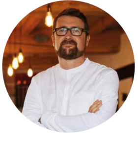 Avec Questions de Chef, la filière du lait de brebis des Pyrénées-Atlantiques modernise son image grâce à de jeunes chefs, des recettes créatives et une campagne inspirée des codes de Top Chef et d’Instagram.