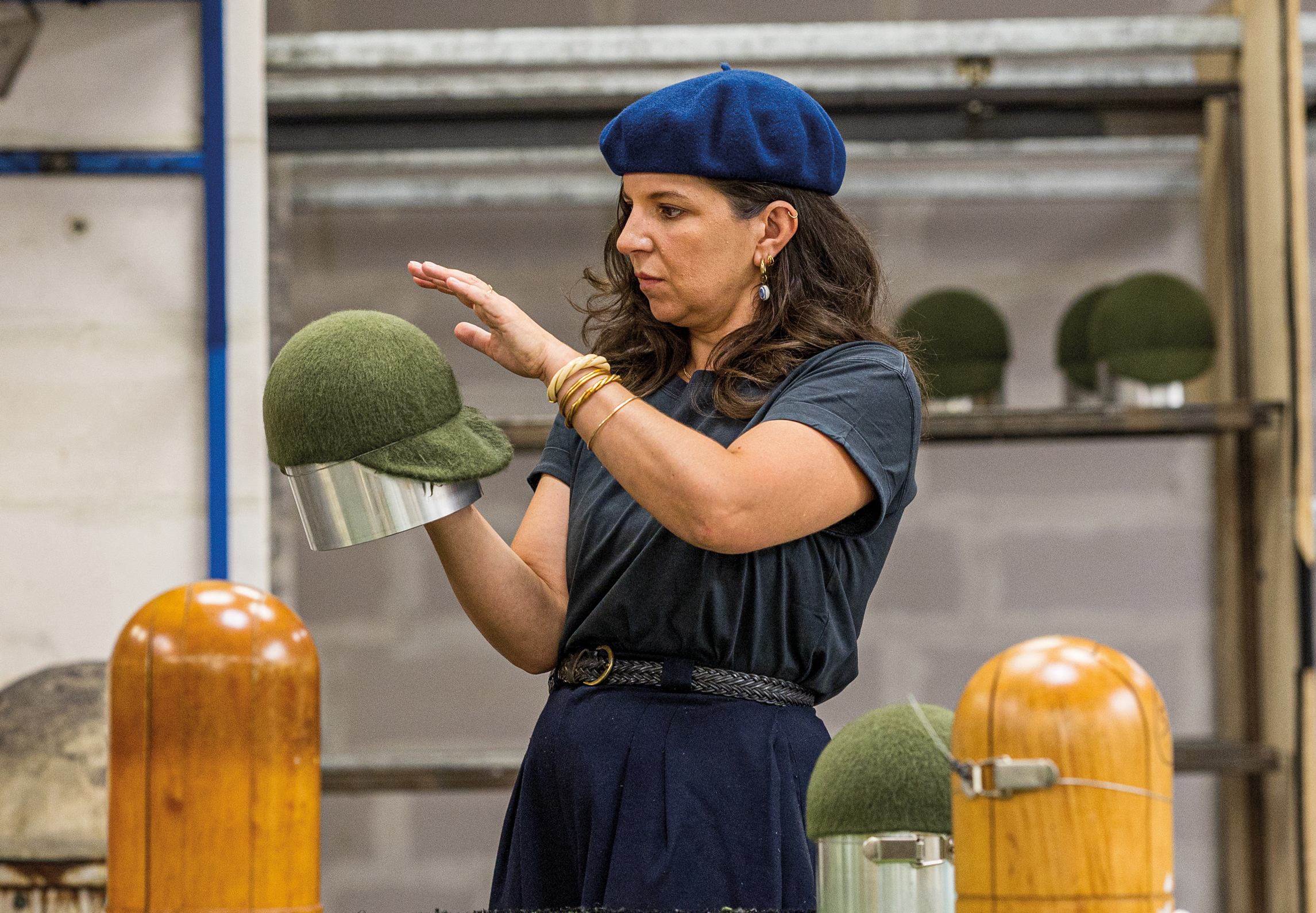 Découvrez comment Rosabelle Forzy a relancé la Maison Laulhère à Oloron Sainte-Marie et réinventé le béret traditionnel en véritable icône de mode internationale. Découvrez comment Rosabelle Forzy a relancé la Maison Laulhère à Oloron Sainte-Marie et réinventé le béret traditionnel en véritable icône de mode internationale.