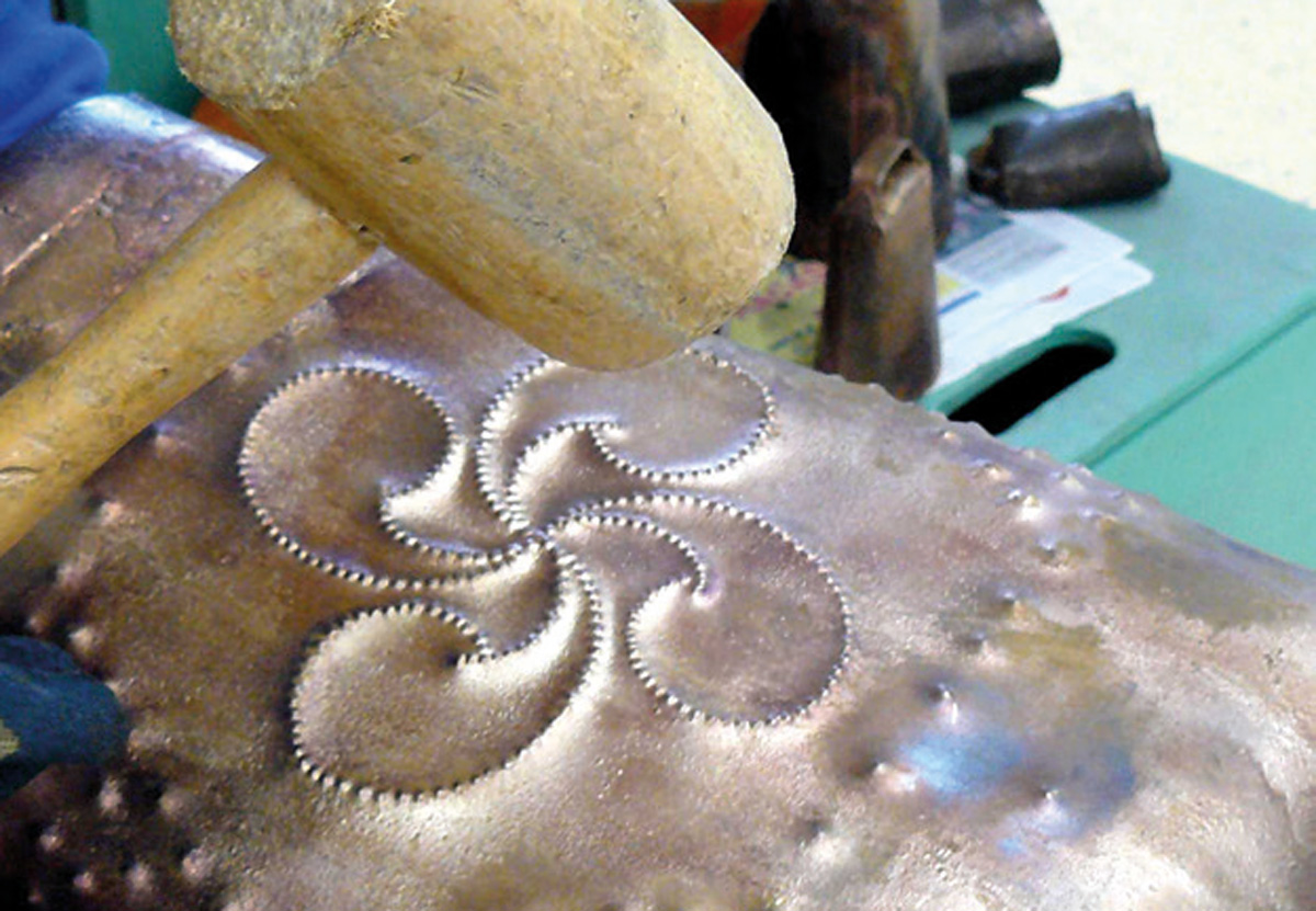 Visite d’entreprise dans le Béarn : une quinzaine : Caves de Jurançon, atelier des sonnailles Daban, Tissage Moutet. Visite d'entreprise dans le Béarn : une quinzaine : Caves de Jurançon, atelier des sonnailles Daban, Tissage Moutet.