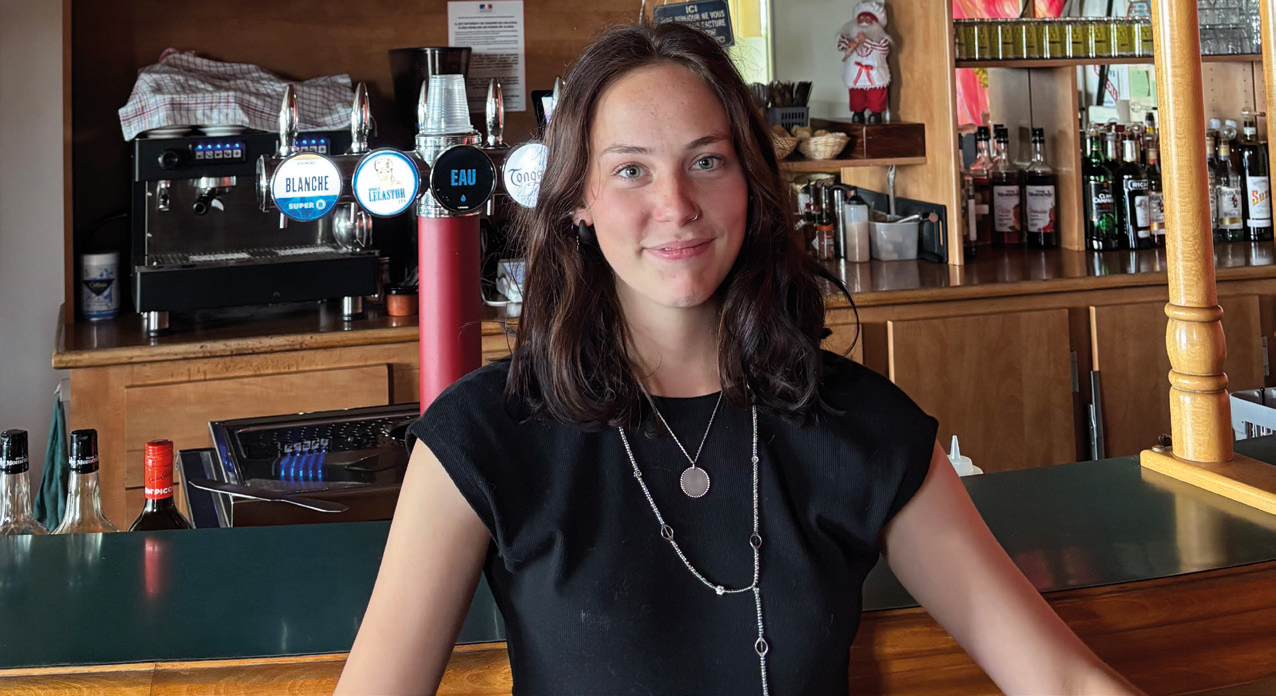 À 20 ans, Wendy Lahaye reprend l’ancienne Brasserie du Palais à Arthez-de-Béarn. Cuisine maison, accueil convivial et soirées : Wendy’s Bar.